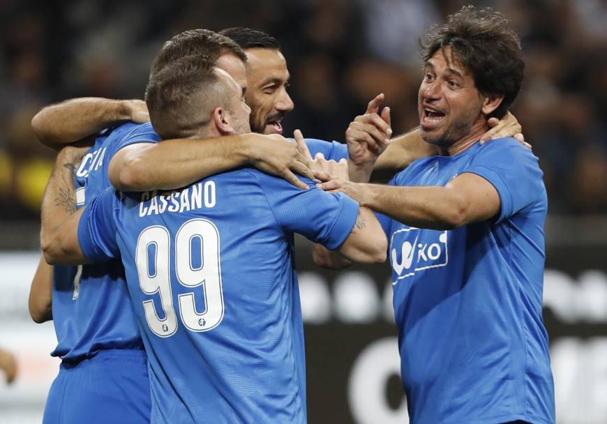 Albertini, Quagliarella, Shevchenko e Cassano esultano per il 2-0 blu firmato dall&#39;attaccante della Sampdoria. Ap